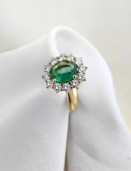 Victoria: Anillo de Esmeralda 6x8mm · Diamantes · Oro Amarillo 18k