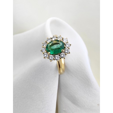 Victoria: Anillo de Esmeralda 6x8mm · Diamantes · Oro Amarillo 18k