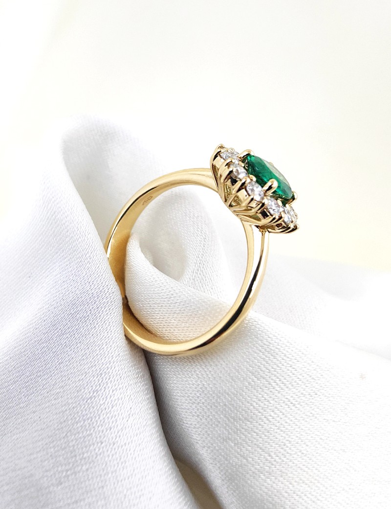 Victoria: Anillo de Esmeralda 6x8mm · Diamantes · Oro Amarillo 18k