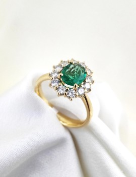 Victoria: Anillo de Esmeralda 6x8mm · Diamantes · Oro Amarillo 18k
