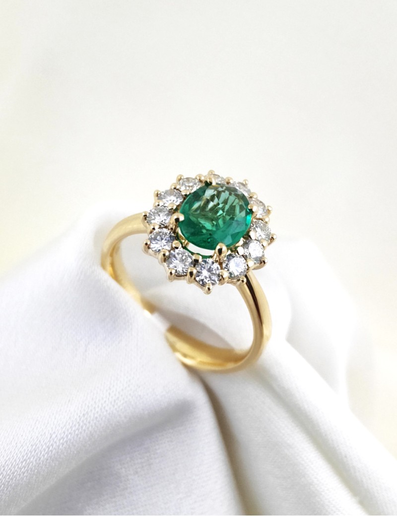 Victoria: Anillo de Esmeralda 6x8mm · Diamantes · Oro Amarillo 18k