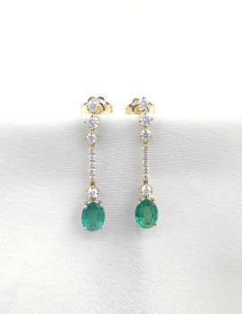 Pendientes de oro amarillo 18k modelo Gala con esmeraldas ovales centrales y una hilera de diamantes de talla brillante.
