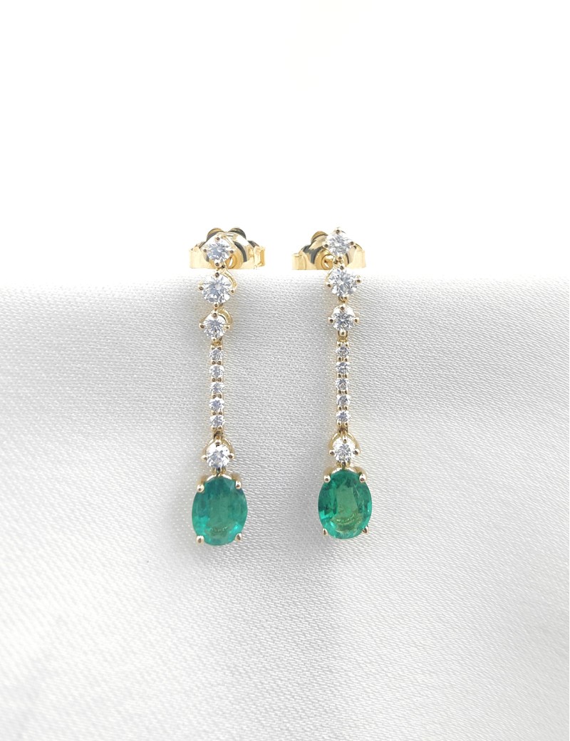 Pendientes de oro amarillo 18k modelo Gala con esmeraldas ovales centrales y una hilera de diamantes de talla brillante.