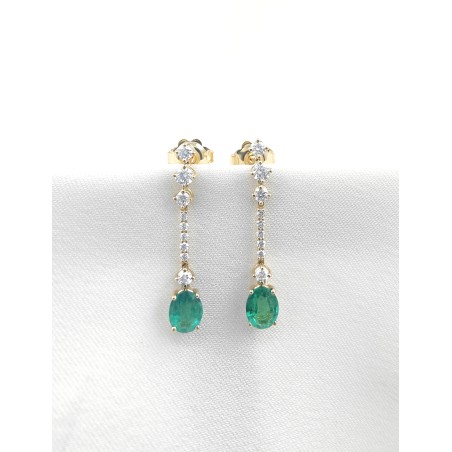 Pendientes de oro amarillo 18k modelo Gala con esmeraldas ovales centrales y una hilera de diamantes de talla brillante.