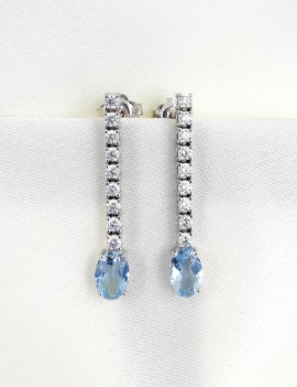 Pendientes de oro blanco 18k modelo Anna con aguamarinas ovales azul celeste y una hilera de diamantes de talla brillante.