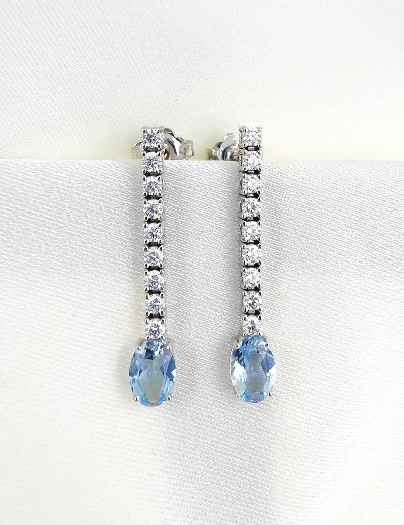 Pendientes de oro blanco 18k modelo Anna con aguamarinas ovales azul celeste y una hilera de diamantes de talla brillante.