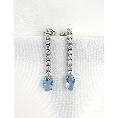 Pendientes de oro blanco 18k modelo Anna con aguamarinas ovales azul celeste y una hilera de diamantes de talla brillante.