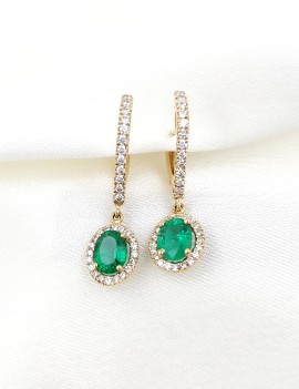 Pendientes de oro amarillo 18k con esmeraldas ovales de 1.36ct y halo de diamantes de talla brillante.