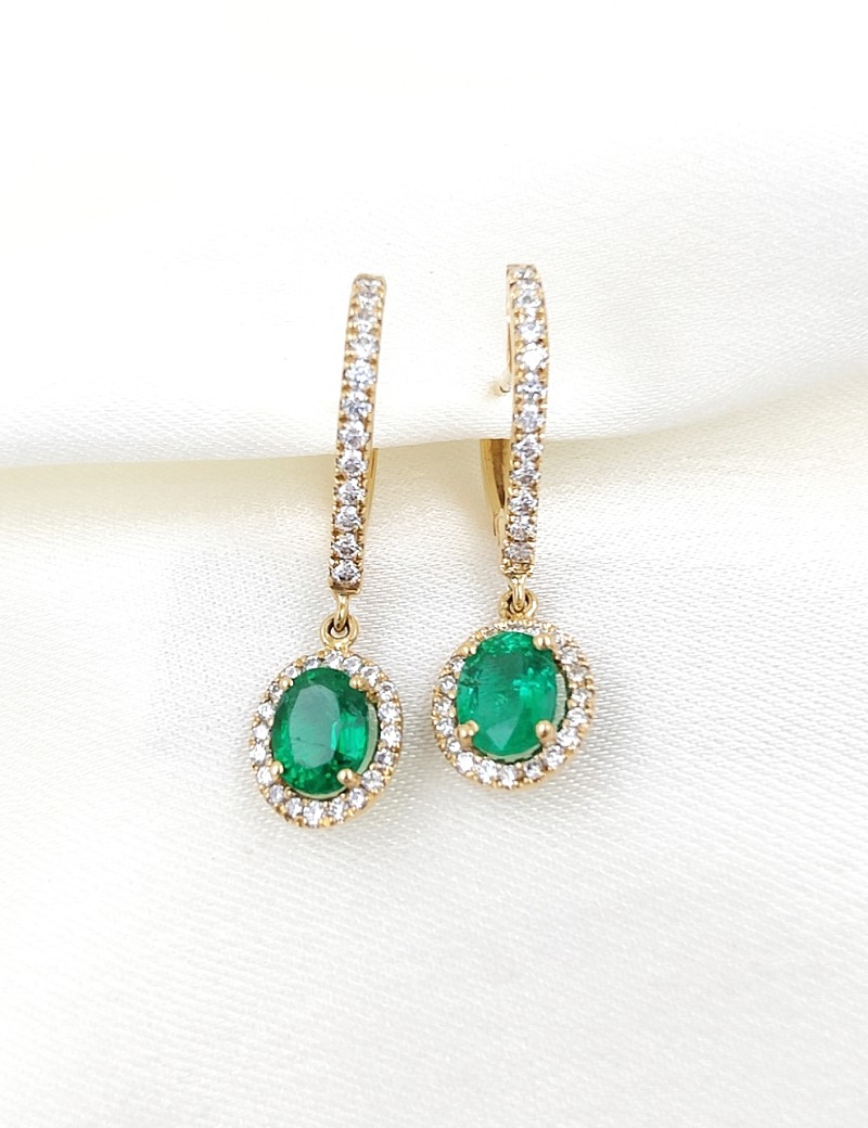Pendientes de oro amarillo 18k con esmeraldas ovales de 1.36ct y halo de diamantes de talla brillante.