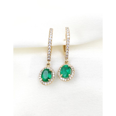 Pendientes de oro amarillo 18k con esmeraldas ovales de 1.36ct y halo de diamantes de talla brillante.