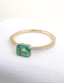 Anillo en oro amarillo 18k con esmeralda rectangular de 0.74ct y hombros de diamantes brillantes.