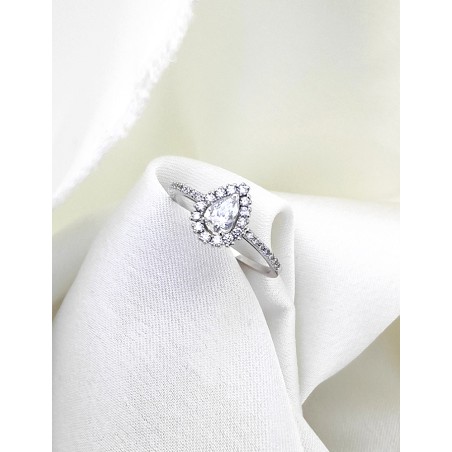 Anillo Rania en oro blanco de 18 quilates con diamante central talla pera certificado por GIA y hombros con diamantes.
