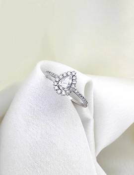 Anillo Rania en oro blanco de 18 quilates con diamante central talla pera certificado por GIA y hombros con diamantes.