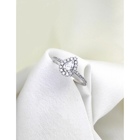 Anillo Rania en oro blanco de 18 quilates con diamante central talla pera certificado por GIA y hombros con diamantes.
