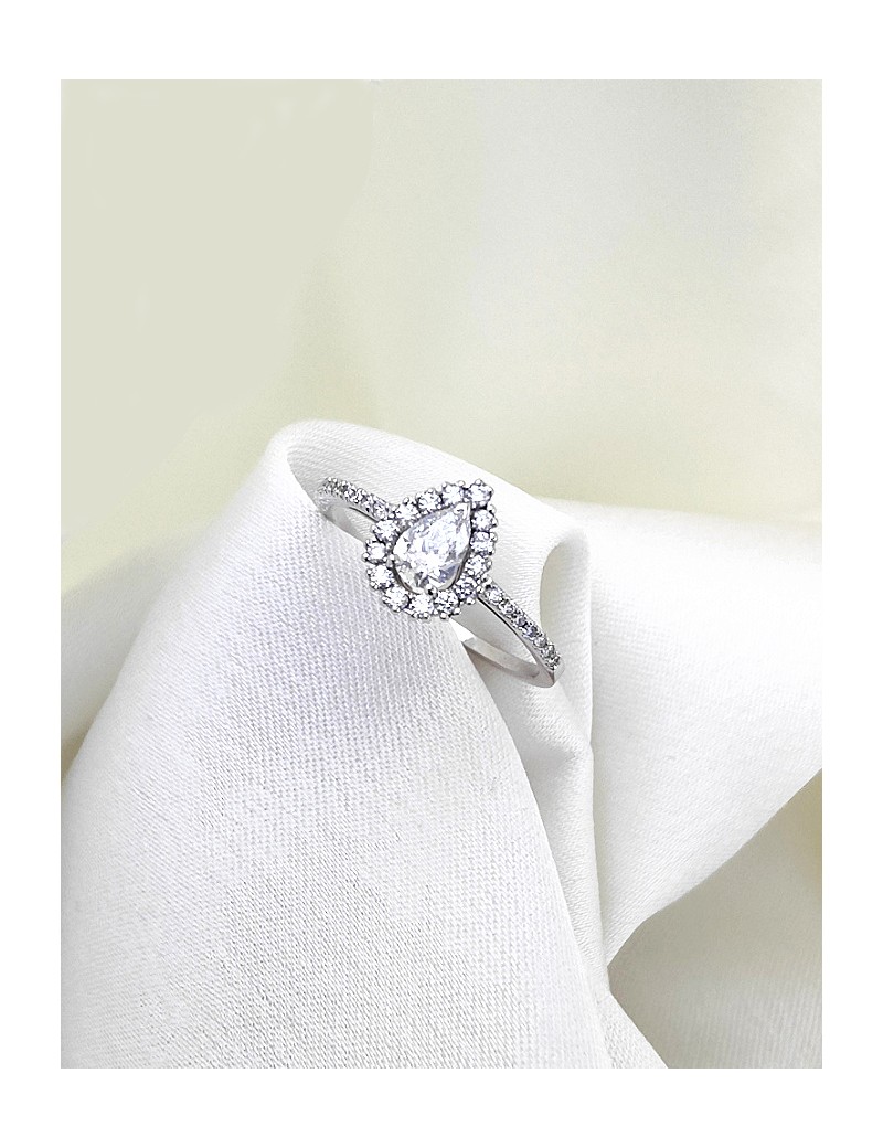 Anillo Rania en oro blanco de 18 quilates con diamante central talla pera certificado por GIA y hombros con diamantes.