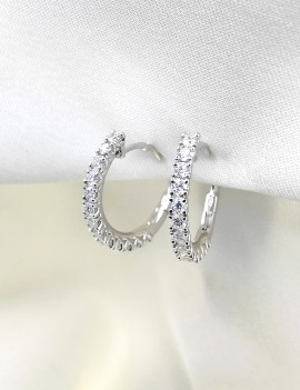 Pendientes de aro Amelia en oro blanco de 18 quilates de 18mm de diámetro con pavé de 26 diamantes brillantes.