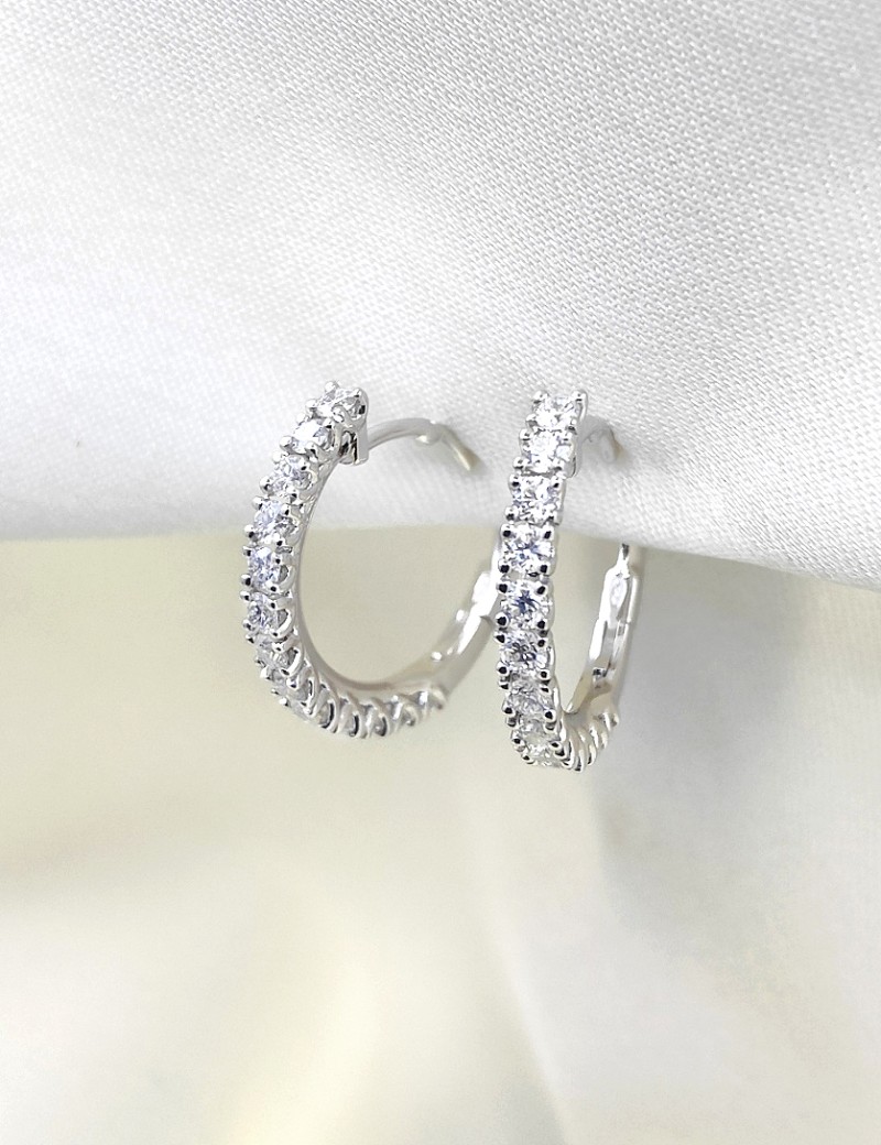 Pendientes de aro Amelia en oro blanco de 18 quilates de 18mm de diámetro con pavé de 26 diamantes brillantes.