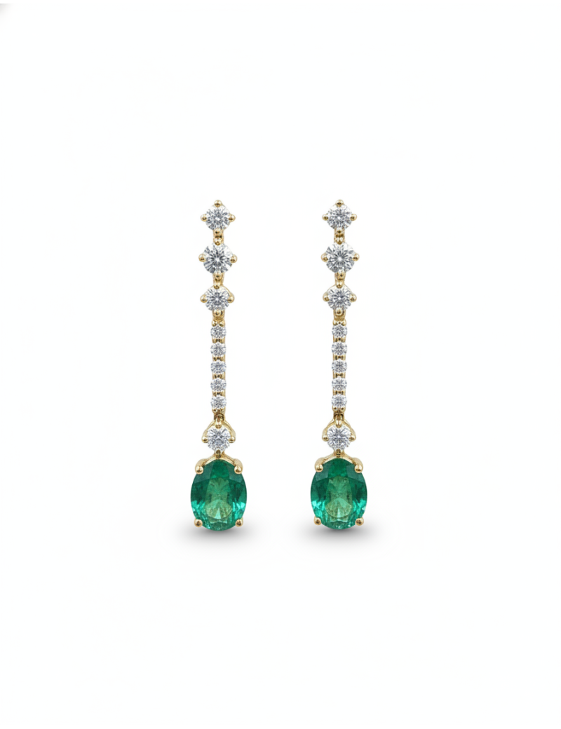 Pendientes de oro amarillo 18k modelo Gala con esmeraldas ovales centrales y una hilera de diamantes de talla brillante.