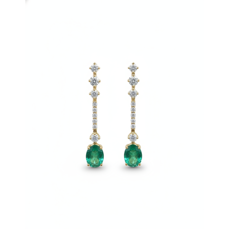 Pendientes de oro amarillo 18k modelo Gala con esmeraldas ovales centrales y una hilera de diamantes de talla brillante.