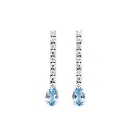 Pendientes de oro blanco 18k modelo Anna con aguamarinas ovales azul celeste y una hilera de diamantes de talla brillante.
