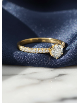 Campanilla: Anillo de Compromiso con Diamante Solitario y Pavé Lateral
