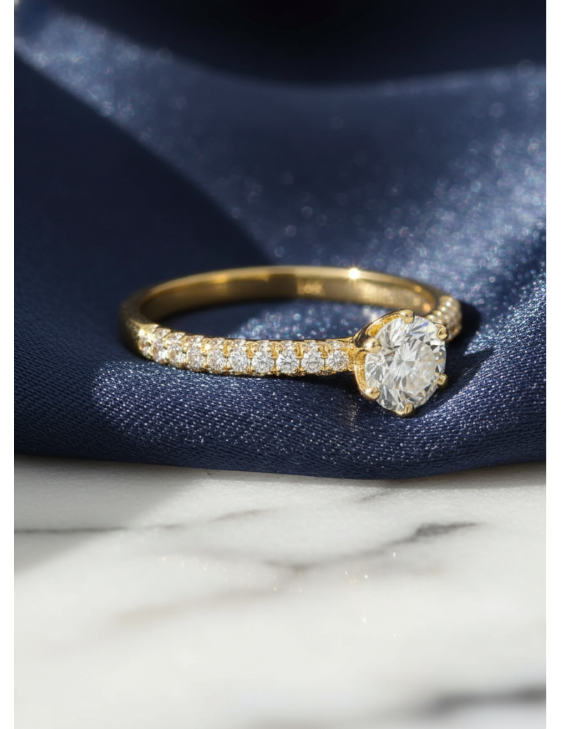 Campanilla: Anillo de Compromiso con Diamante Solitario y Pavé Lateral