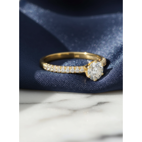Campanilla: Anillo de Compromiso con Diamante Solitario y Pavé Lateral
