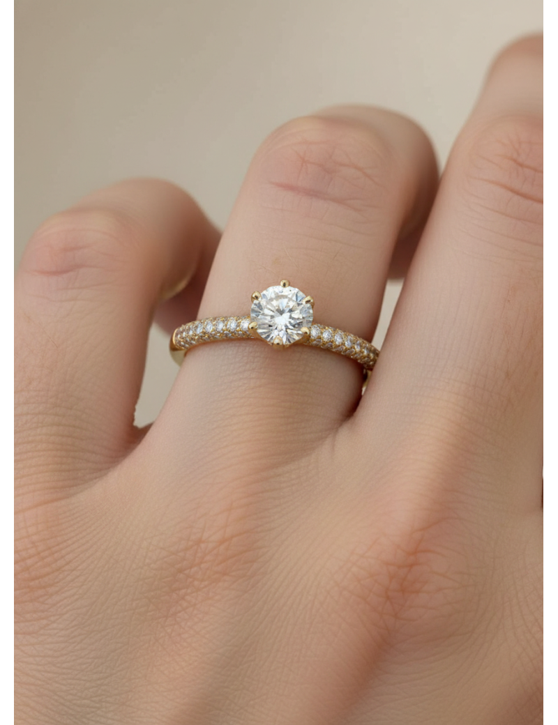 Campanilla: Anillo de Compromiso con Diamante Solitario y Pavé Lateral
