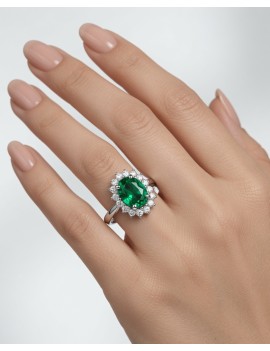 Victoria: Anillo Oro 18k con Esmeralda 0,74 cts y orla de Diamantes