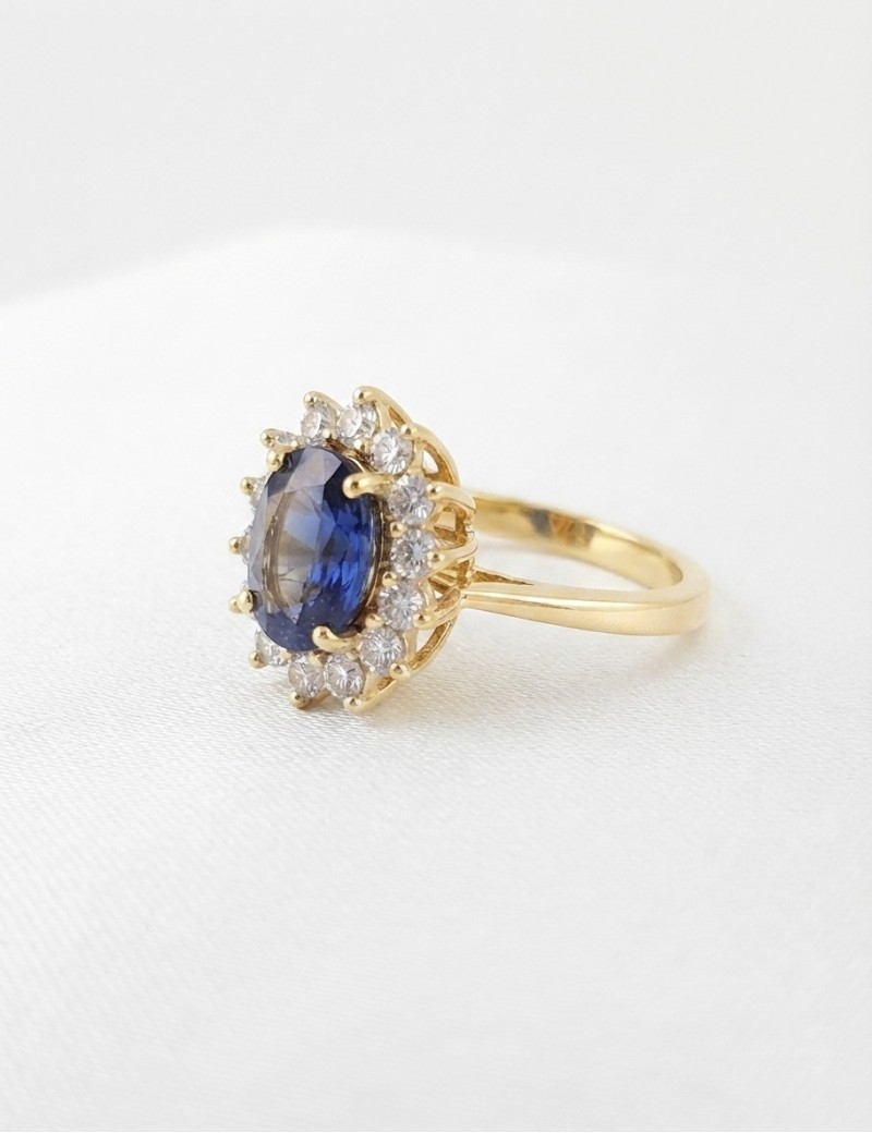 Anillo Zafiro Oval 5x7mm Diseño Corona. Diamantes 0.28ct E-VS