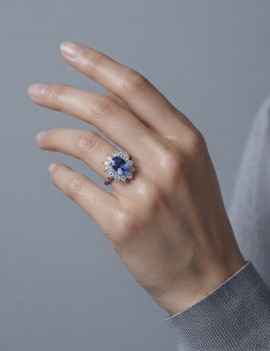 Victoria: Anillo de Zafiro 6x8 mm y Diamantes · Oro Blanco 18k