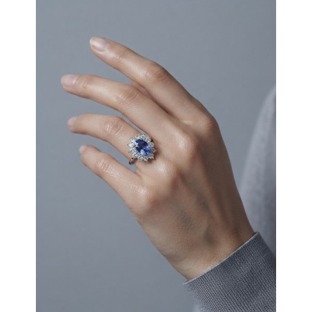 Victoria: Anillo de Zafiro 6x8 mm y Diamantes · Oro Blanco 18k