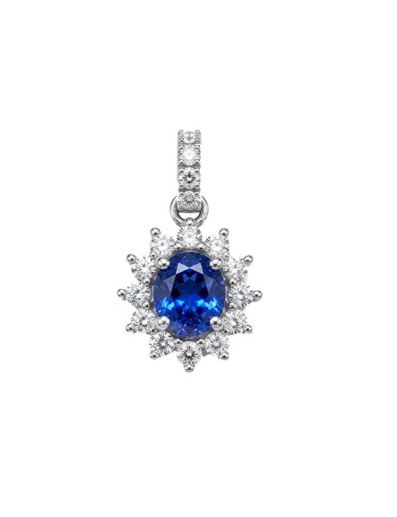 Colgante de oro blanco de 18 quilates con zafiro ovalado azul central y cerco de dieciséis diamantes talla brillante.