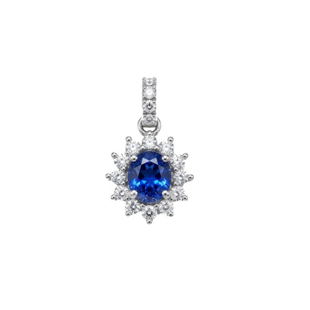 Colgante de oro blanco de 18 quilates con zafiro ovalado azul central y cerco de dieciséis diamantes talla brillante.