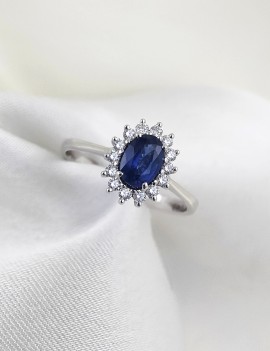 Victoria: Anillo de Zafiro 4x6mm Oval y Diamantes · Oro Blanco 18k