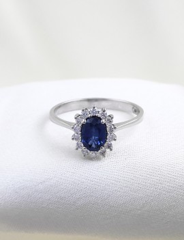 Victoria: Anillo de Zafiro 4x6mm Oval y Diamantes · Oro Blanco 18k