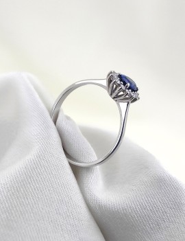 Victoria: Anillo de Zafiro 4x6mm Oval y Diamantes · Oro Blanco 18k