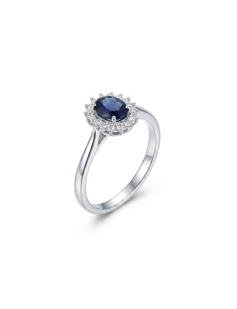 Anillo Victoria de oro blanco 18k con zafiro ovalado de 0.53ct y halo de diamantes de talla brillante.