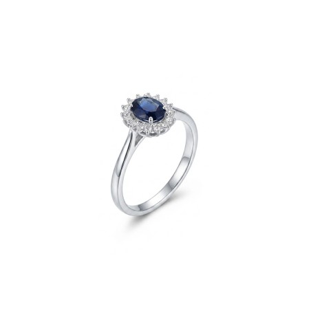 Anillo Victoria de oro blanco 18k con zafiro ovalado de 0.53ct y halo de diamantes de talla brillante.