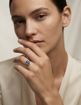 Victoria: Anillo de Zafiro 4x6mm Oval y Diamantes · Oro Blanco 18k