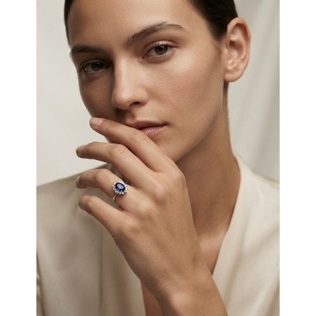 Victoria: Anillo de Zafiro 4x6mm Oval y Diamantes · Oro Blanco 18k