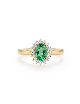 Anillo Victoria de oro amarillo 18k con esmeralda ovalada de 0.33ct y halo de 12 diamantes brillantes.
