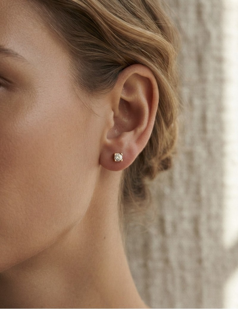 look-modelo-pendientes-botón-diamantes-bibiana
