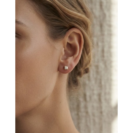 look-modelo-pendientes-botón-diamantes-bibiana