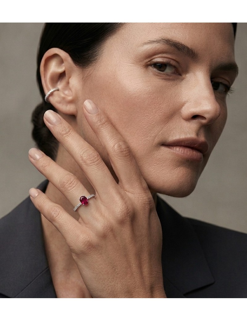 look-modelo-anillo-rubi-oro-blanco-evelyn