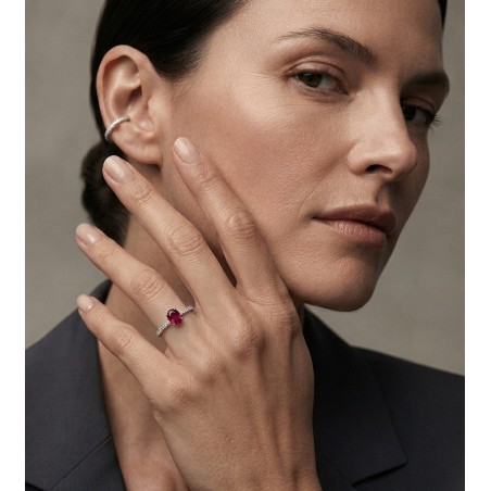 look-modelo-anillo-rubi-oro-blanco-evelyn