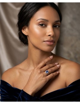 Victoria: Anillo de Zafiro Oval y Diamantes Oro Blanco · Marga Mira
