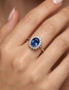 Victoria: Anillo de Zafiro Oval y Diamantes Oro Blanco · Marga Mira