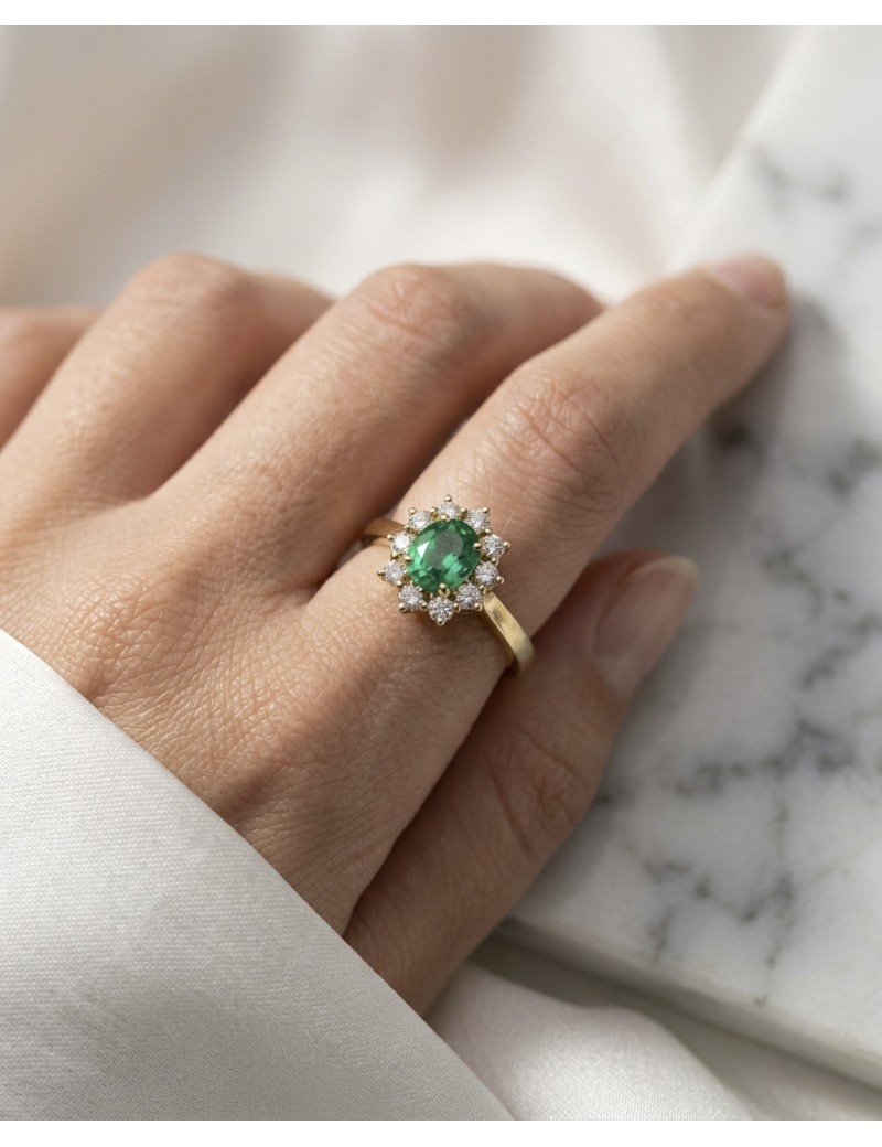 Victoria: Anillo Esmeralda Oval 0,56ct y Diamantes Orla · Marga Mira