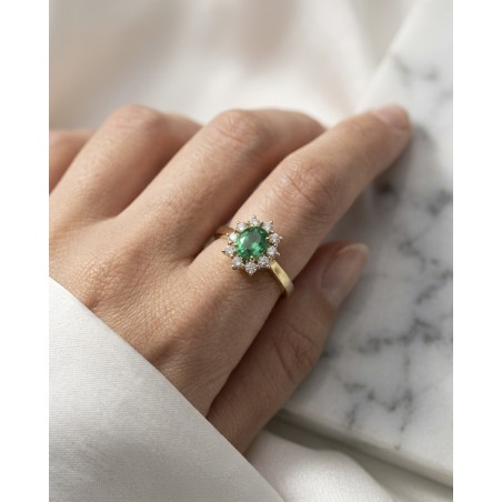 Victoria: Anillo Esmeralda Oval 0,56ct y Diamantes Orla · Marga Mira